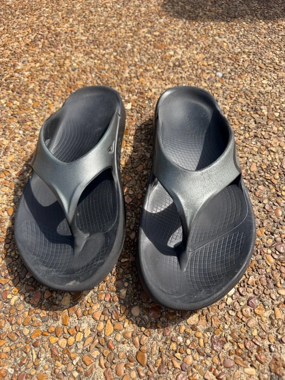 Mens Size 11 OOFOS Black and Gray Flip Flop Sandals - Picture 14 of 16